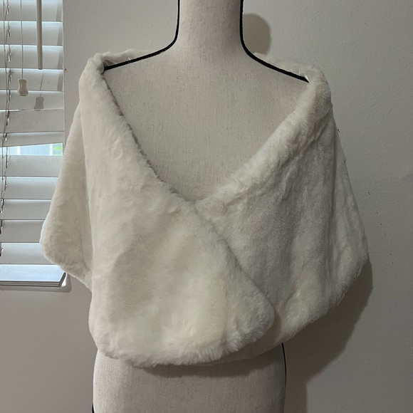 Accessories - Elegant White Faux Fur Shawl
